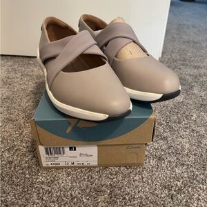 Clarks Women's Un Rio Cross slip-on shoes. Brand new in box.